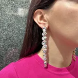Aros largos plateados con cristales engarzados.