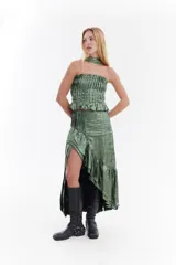 Top strapless de tela metálica con textura plisada, corte ajustado al cuerpo y diseño corto. Incluye una gargantilla a juego del mismo material.