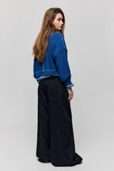 Jean wide leg azul oscuro de tiro bajo, con calce relajado y piernas amplias de diseño clásico de cinco bolsillos.