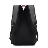 Mochila gris con detalles en rosa y negro, con el logo de los San Antonio Spurs y el logo de la NBA.