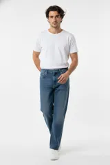 Pantalon de jean estilo baggy con calce medio y corte recto. Presenta un lavado azul clásico con costuras reforzadas y cierre frontal con botón metálico.