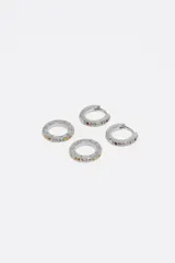 Caravanas de doble aro entrelazados en tono dorado. Un aro está decorado con cristales de colores incrustados en el borde exterior y el otro presenta el logo de la marca grabado. Cuentan con cierre de gancho.