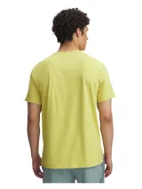 Remera deportiva de manga corta Under Armour, diseñada con tecnología Iso-Chill para disipar el calor corporal. Presenta perforaciones láser estratégicas para ventilación, bajo con aberturas laterales y detalles reflectantes. Tejido elástico de secado rápido con protección UPF 30.