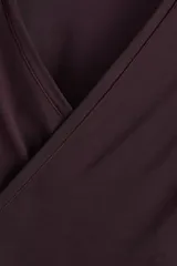 Top deportivo de manga larga confeccionado en modal suave de color bordó, con diseño cruzado, escote en V pronunciado, tiras para anudar en la cintura y corte ajustado.