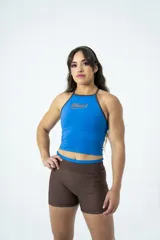 Musculosa deportiva de lycra color azul con cuello halter y ribetes marrones. Estampado con el logo de la marca en el pecho.