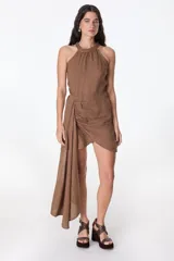 Vestido corto de lino celeste, con escote halter, falda drapeada asimétrica y cierre invisible en el lateral.