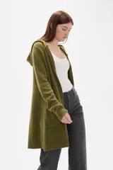 Saco largo de punto con capucha, diseño holgado y bolsillos frontales.