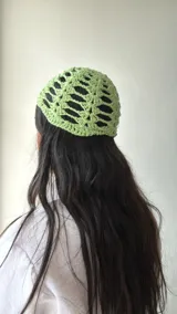 Gorro de crochet color verde manzana con diseño calado.