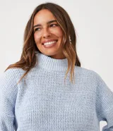 Short pollera de material sintético color celeste, con diseño cruzado en la parte delantera y cierre lateral con cremallera.