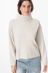 Sweater de punto con cuello polera, de corte holgado y mangas largas con puños acanalados.