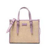 Cartera mediana tipo tote de diseño estructurado, confeccionada en material símil rafia con detalles en cuero sintético color lila. Cuenta con doble asa de mano, correas decorativas frontales con hebillas, etiqueta con el logo de la marca y correa ajustable para el hombro.