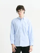 Camisa de tejido Oxford con cuello button-down, manga larga y bolsillo frontal. Presenta botones al tono y un corte clásico.