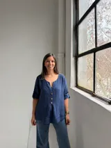 Blusa azul marino de lino, con escote en V y botones frontales de madera.