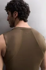Musculosa deportiva de Zara Athleticz, confeccionada en tejido técnico elástico y transpirable. Presenta cuello redondo, diseño sin mangas y costuras planas termoselladas para mayor confort. Incluye detalle de logo en el dobladillo inferior.