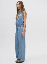 Pantalón de denim estilo jean relajado, de corte recto y holgado, con cintura elástica ajustable mediante cordón.