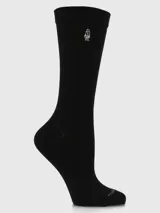 Calcetín de largo medio color negro, con puño suave y logo de la marca bordado en la parte superior y en la puntera.