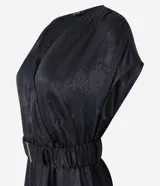 Vestido midi celeste con estampado jacquard, escote en V cruzado, manga corta y cinturón con elástico.