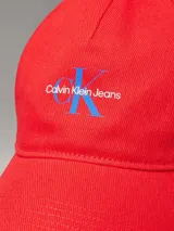 Gorra de béisbol roja con visera curva, confeccionada en algodón. Presenta el logo de Calvin Klein Jeans bordado en el frente en color azul.