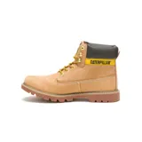Botín unisex de cuero color miel, con cuello acolchado negro, cordones amarillos y suela marrón. Presenta el logo de Caterpillar en amarillo y negro en el lateral.