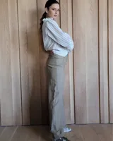 Pantalón de jean estilo wide leg con costuras verticales frontales, tiro alto y bolsillos laterales.