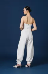 Bustier de diseño estructurado y corte recto, con escote palabra de honor y ajuste entallado que realza la silueta.