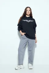 Pantalón de denim con corte barrel, de silueta relajada y tiro medio, en color gris lavado.