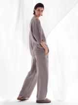 Remera de lino color gris topo, de corte recto y mangas cortas anchas.