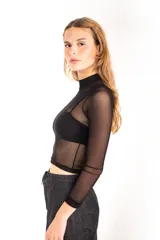 Remera de tul transparente color negro, de manga larga y cuello alto, con diseño ajustado al cuerpo.