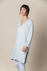 Túnica negra de hilo metalizado con escote en V con apliques de strass, manga tres cuartos y tajos laterales.