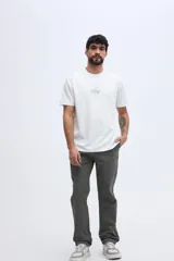 Remera de manga corta negra con textura marcada y estampa al frente con el texto "The Brooksfield Taste & Style".