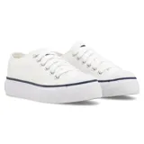 Zapatillas urbanas de lona blanca con suela de plataforma, forrería de algodón blanco, plantilla extraíble de eva y base textil, cordones de algodón blanco, etiqueta textil con logo en la lengüeta, ojalillera de aluminio y suela exterior de caucho vulcanizado de alta resistencia.