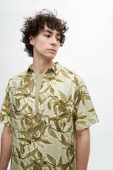 Camisa negra con estampado cachemir en blanco, de manga corta y corte recto.