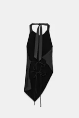 Top satinado negro de cuello halter drapeado con espalda descubierta y bajo asimétrico. Cuenta con cierre en la espalda y cuello con lazada.