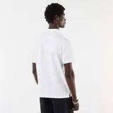 Remera de manga corta con textura de nido de abeja, color blanco, con cuello polo y cierre frontal corto.