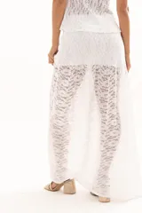 Pollera larga de encaje blanco con diseño de capas y transparencia, de corte fluido y estilo romántico.