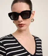 Remera de media malla con estampado a rayas horizontales, escote en V y mangas cortas.