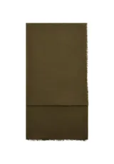 Fular verde militar confeccionado en mezcla de lino y viscosa, con textura ligera y terminaciones deshilachadas en los bordes.