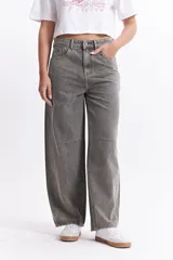 Pantalón jean gris de tiro medio, corte amplio y redondeado.