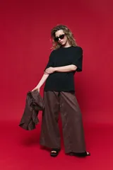 Remera de algodón con corte boxy fit, silueta amplia, hombros caídos y aberturas laterales.
