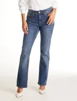 Jean azul de tiro medio con pierna bootcut, marca Royalty. Tiene pretina con pasadores, botón y cierre, y bolsillos delanteros y traseros.