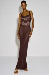 Vestido largo de crochet color marrón, de corte ajustado, con tirantes finos y detalles bordados en el pecho.