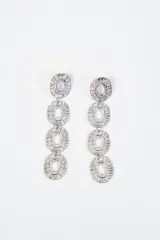 Aros colgantes de diseño circular, compuestos por cuatro eslabones texturizados en color plateado.