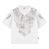 Remera de algodón pesado con corte boxy fit, color blanco con efecto acid wash. Presenta un estampado frontal y en mangas que simula una armadura medieval con acabado gastado.