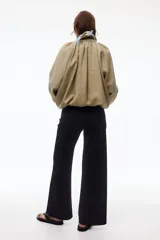 Pantalón ancho negro de punto grueso, de tiro alto con sección elástica ancha en la cintura diseñada para maternidad.