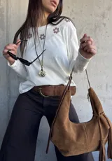 Remera blanca de manga larga con detalles bordados de flores en marrón en la parte superior frontal.