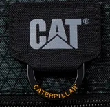 Bolso bandolera Caterpillar Rodney, color negro con estampado geométrico en verde oscuro. Cuenta con logo de la marca en el frente, bolsillo frontal con cierre y correa ajustable.