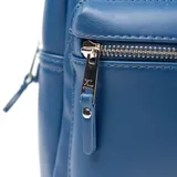 Mochila azul de símil cuero liso con logo XL Extra Large en relieve. Tiene acceso con cierre, un compartimento principal, un bolsillo externo con cierre, un bolsillo interno con cierre y dos bolsillos internos abiertos. La correa es regulable y los herrajes son plateados.