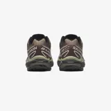 Championes de trail running Salomon modelo XT-6, color marrón con detalles en negro y acentos multicolores en la lengüeta. Presentan una estructura técnica con refuerzos laterales, sistema de cordones rápidos y suela con tecnología de agarre avanzado.