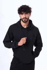 Buzo tipo canguro de felpa color negro, con capucha, cordones ajustables y bolsillo frontal tipo canguro.