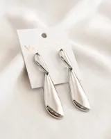 Par de aros colgantes plateados con forma de lágrima.